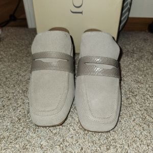 Heeled Mules Brand is NYDJ, size 8, gray suede